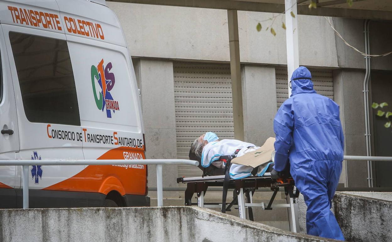 Traslado de un paciente al antiguo hospital Clínico durante los días más duros de la segunda ola, el pasado mes de noviembre. 