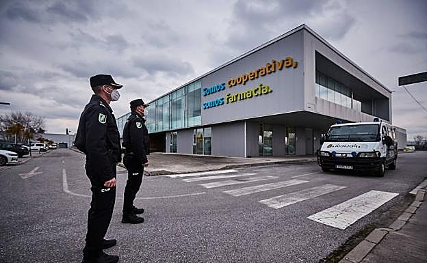 Imagen principal - Dentro del búnker donde se conservan las vacunas.