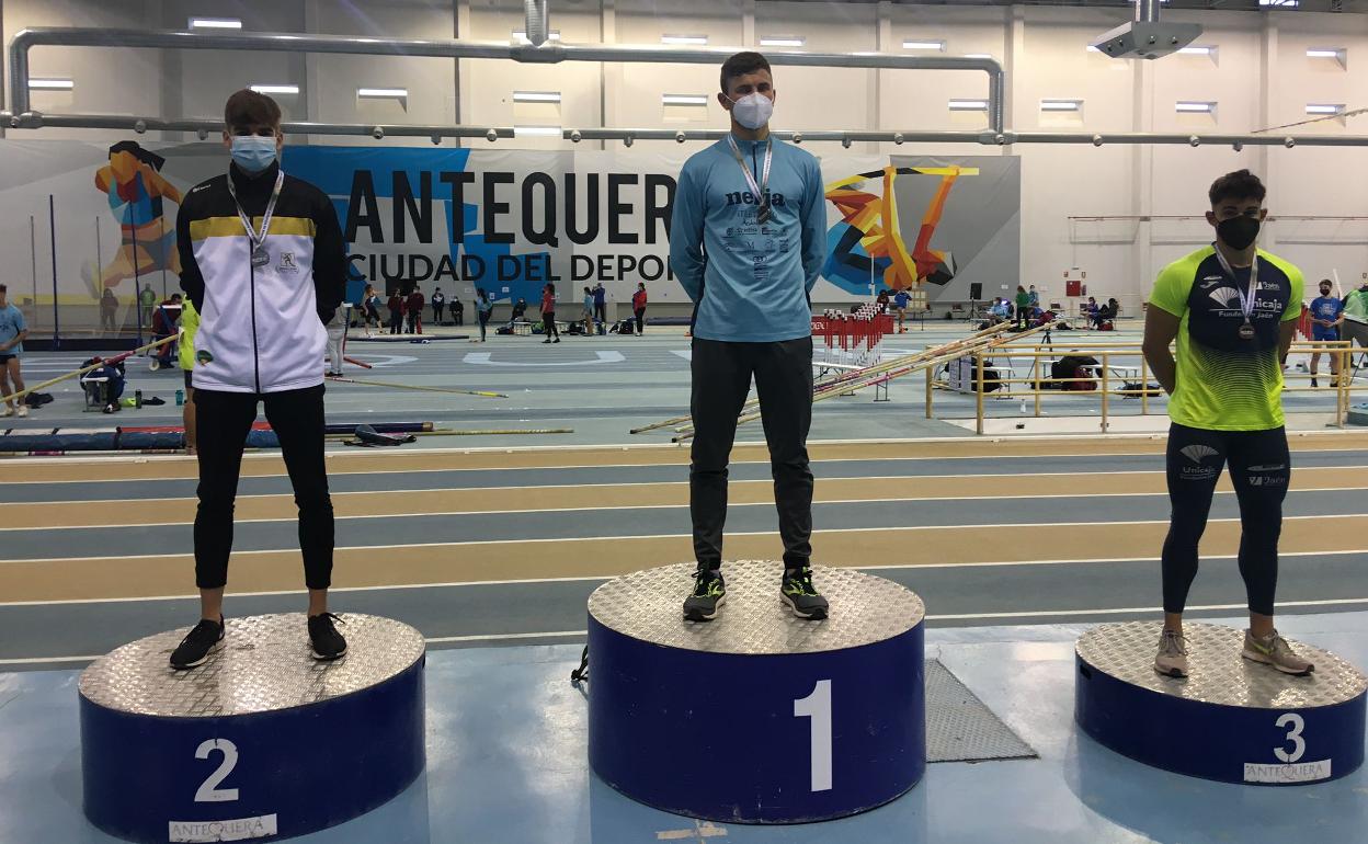 Javier Sánchez (Nerja), en lo más alto del podio de 400 metros lisos, con Diego Estévez (Granada Joven) segundo a su derecha. 