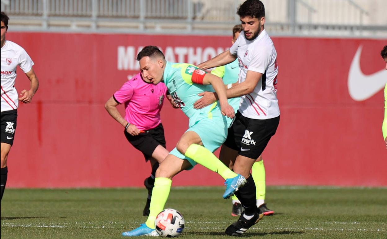 El capitán Migue García, que falló un penalti, trata de retener un balón frente a un rival. 