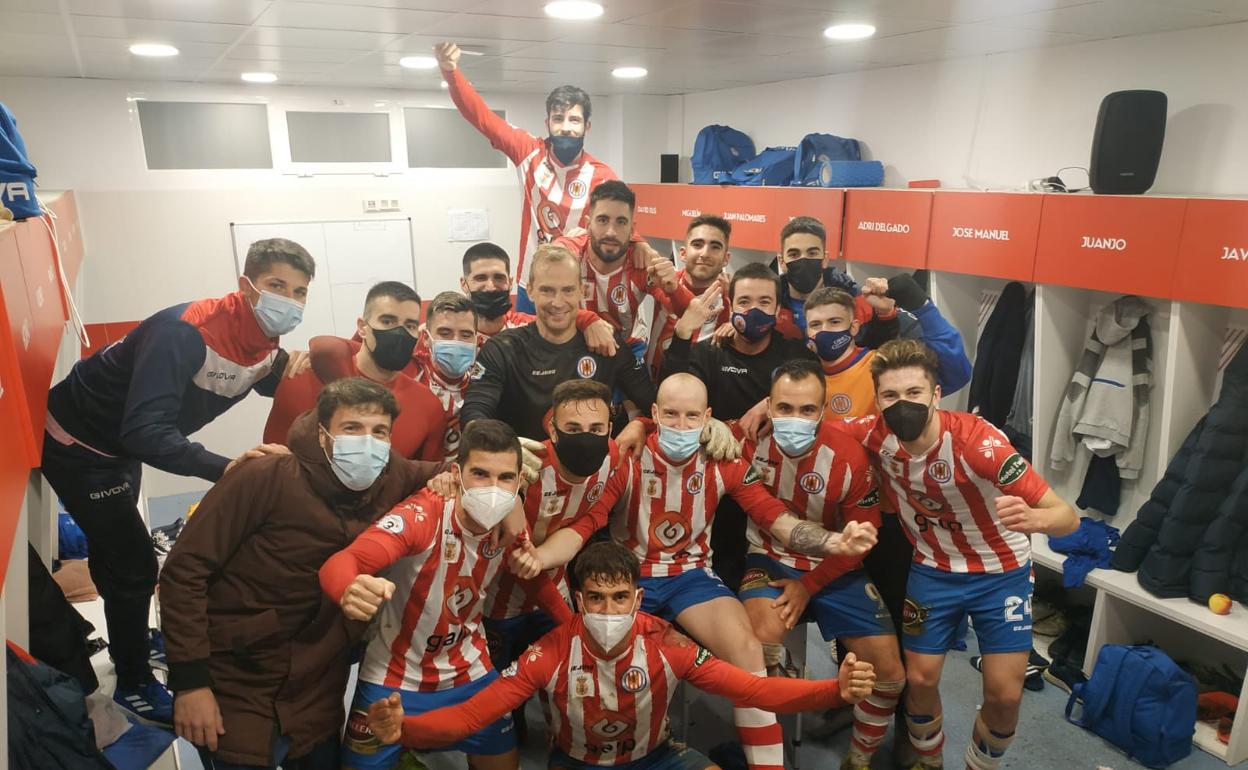 Los jugadores rojiblancos celebran en el vestuario el triunfo cosechado ayer en el Matías Prats ante el Real Jaén.