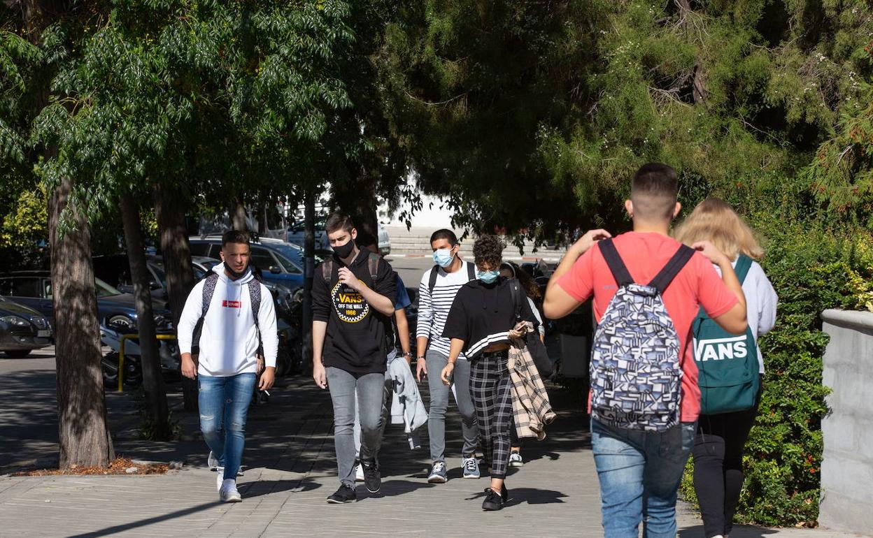 Jóvenes universitarios durante este curso. 