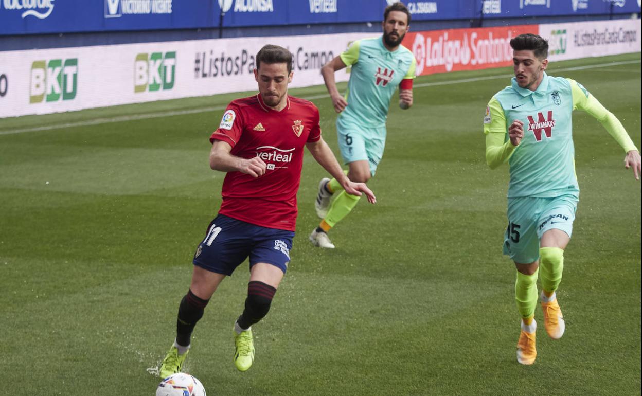 Neva y Germán, los dos jugadores con más minutos de la defensa, no impiden el avance de Barja. 