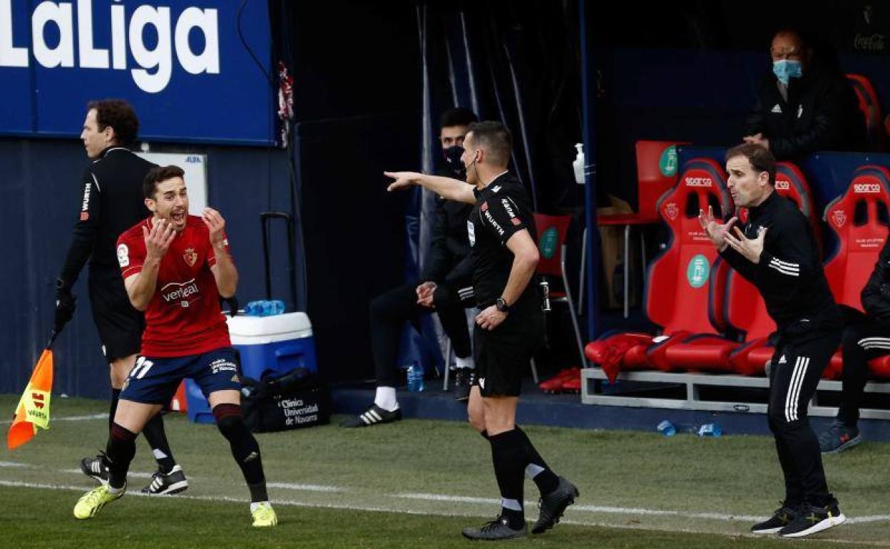 El colegiado señala la falta previa de Calleri sobre Germán para desesperación de Kike Barja y Arrasate. 