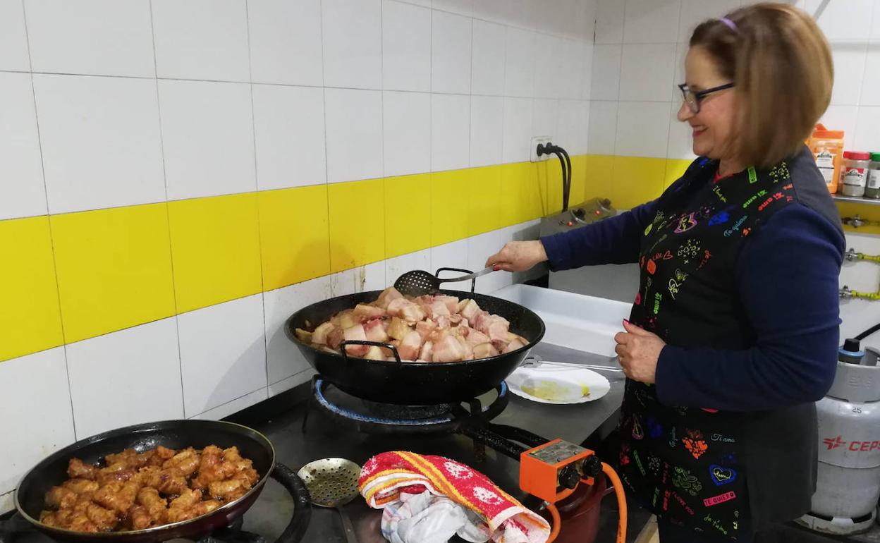 La huelmense Loli Gómez cocinando cocido, en una imagen de archivo.