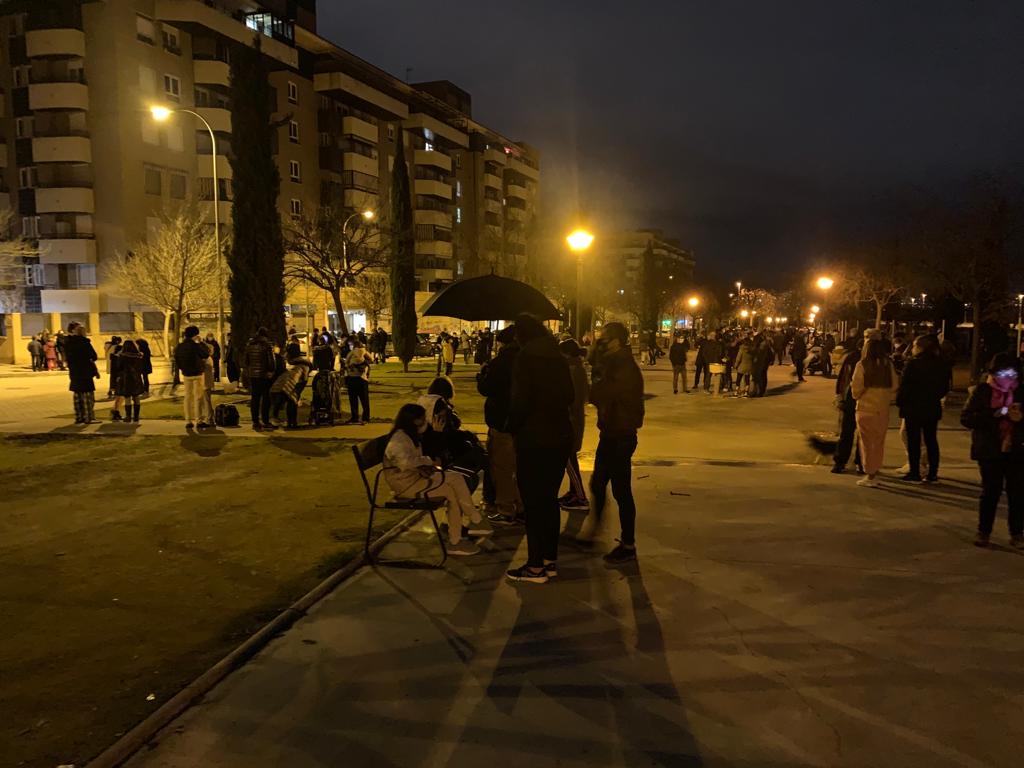 Calles y plazas se llenan de personas que salen de sus viviendas tras los terremotos.