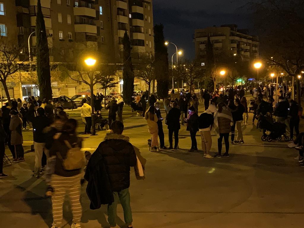 Calles y plazas se llenan de personas que salen de sus viviendas tras los terremotos.