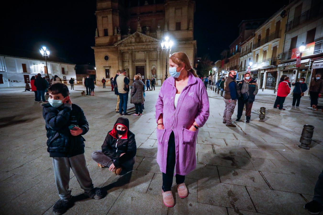 Cientos de personas, en las calles de Santa Fe tras los terremotos.