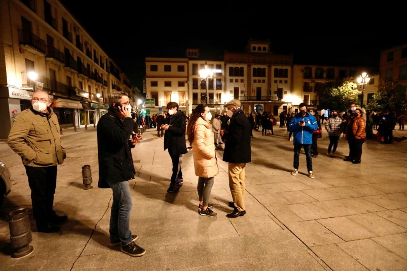 Cientos de personas, en las calles de Santa Fe tras los terremotos.