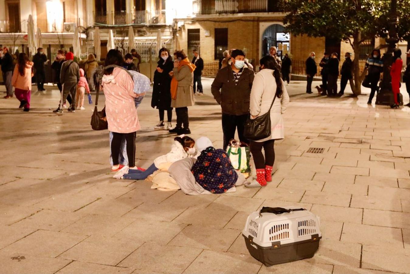 Cientos de personas, en las calles de Santa Fe tras los terremotos.