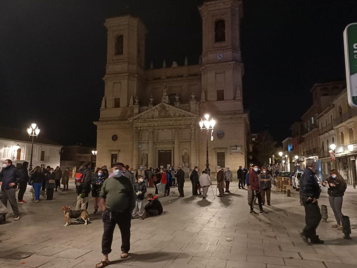 Cientos de personas, en las calles de Santa Fe tras los terremotos.