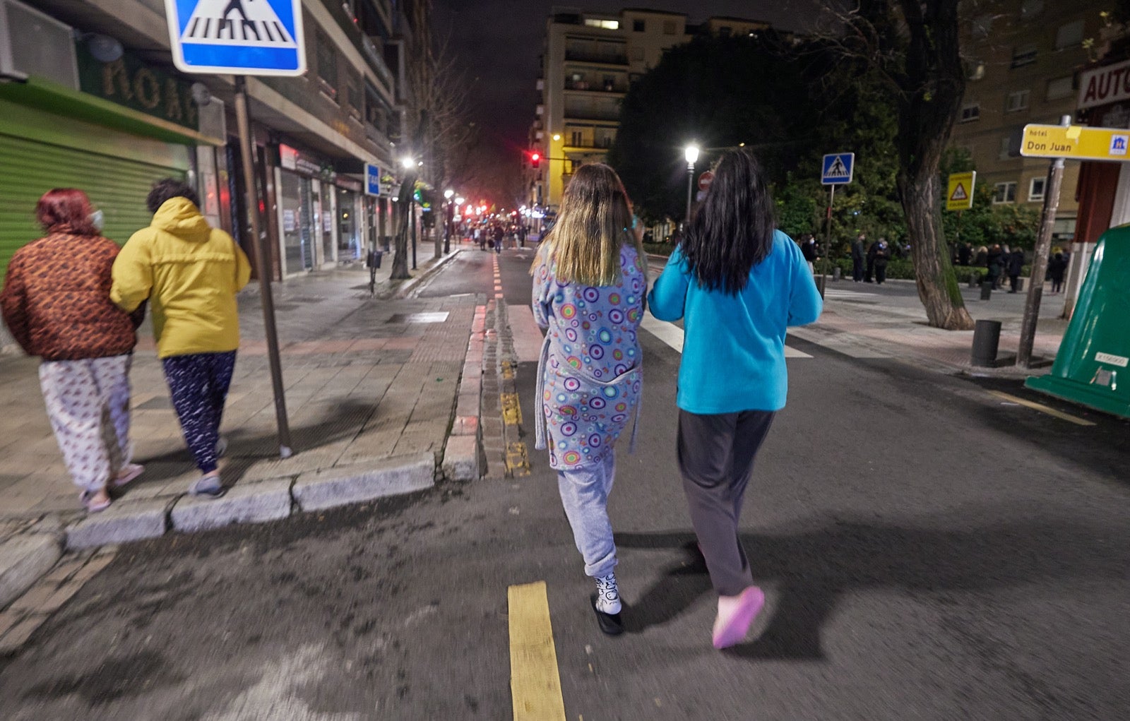 Calles y plazas se llenan de personas que salen de sus viviendas tras los terremotos.