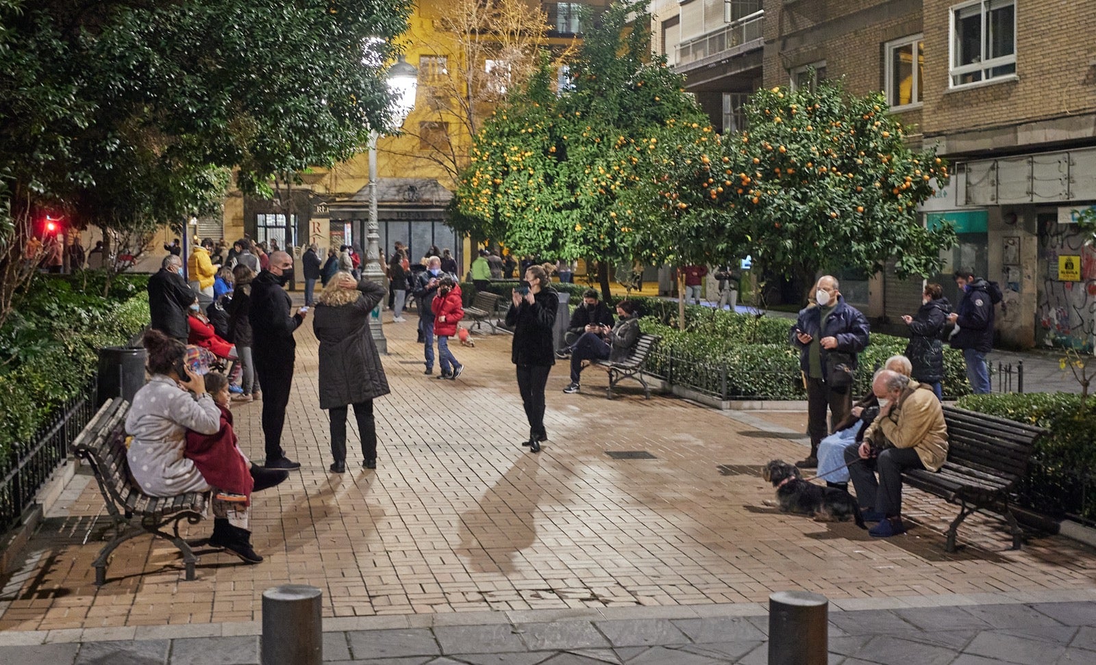 Calles y plazas se llenan de personas que salen de sus viviendas tras los terremotos.