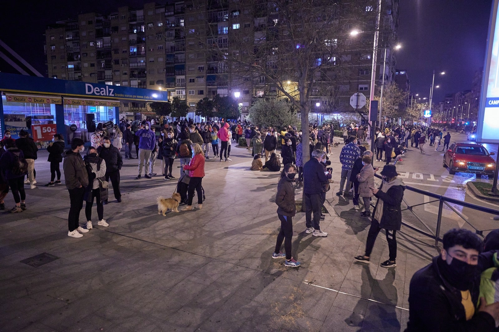 Calles y plazas se llenan de personas que salen de sus viviendas tras los terremotos.