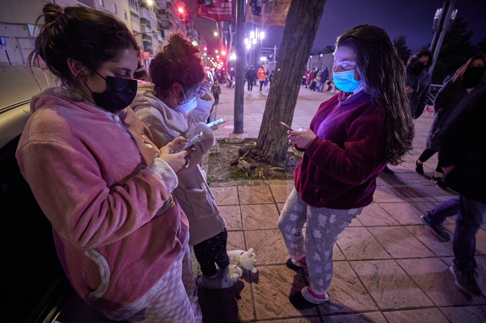 Calles y plazas se llenan de personas que salen de sus viviendas tras los terremotos.