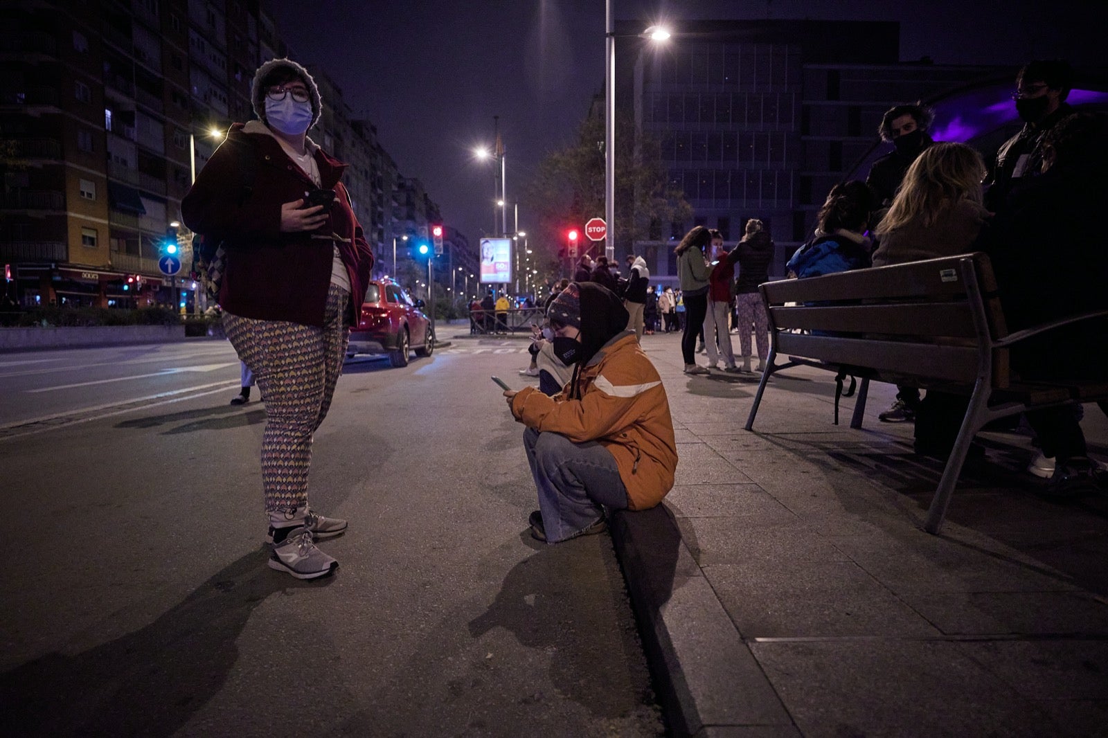 Calles y plazas se llenan de personas que salen de sus viviendas tras los terremotos.