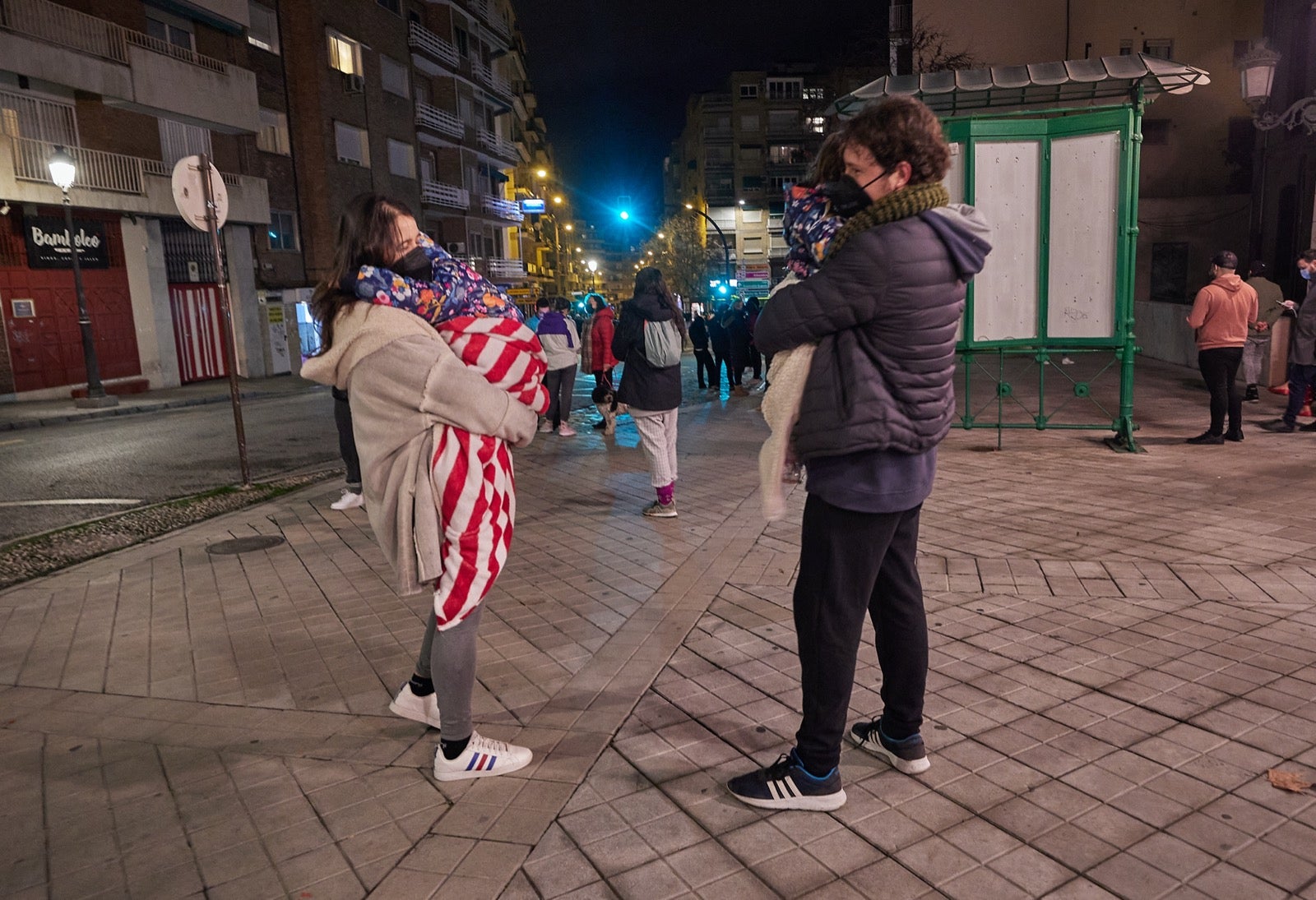 Calles y plazas se llenan de personas que salen de sus viviendas tras los terremotos.