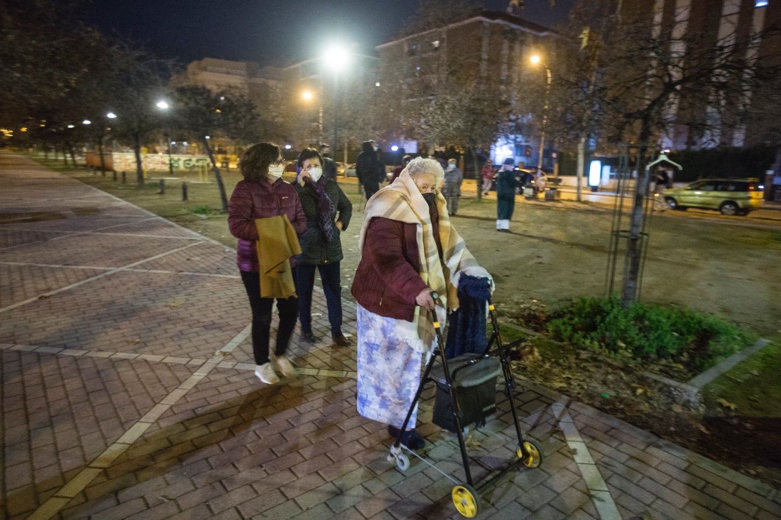 Calles y plazas se llenan de personas que salen de sus viviendas tras los terremotos.