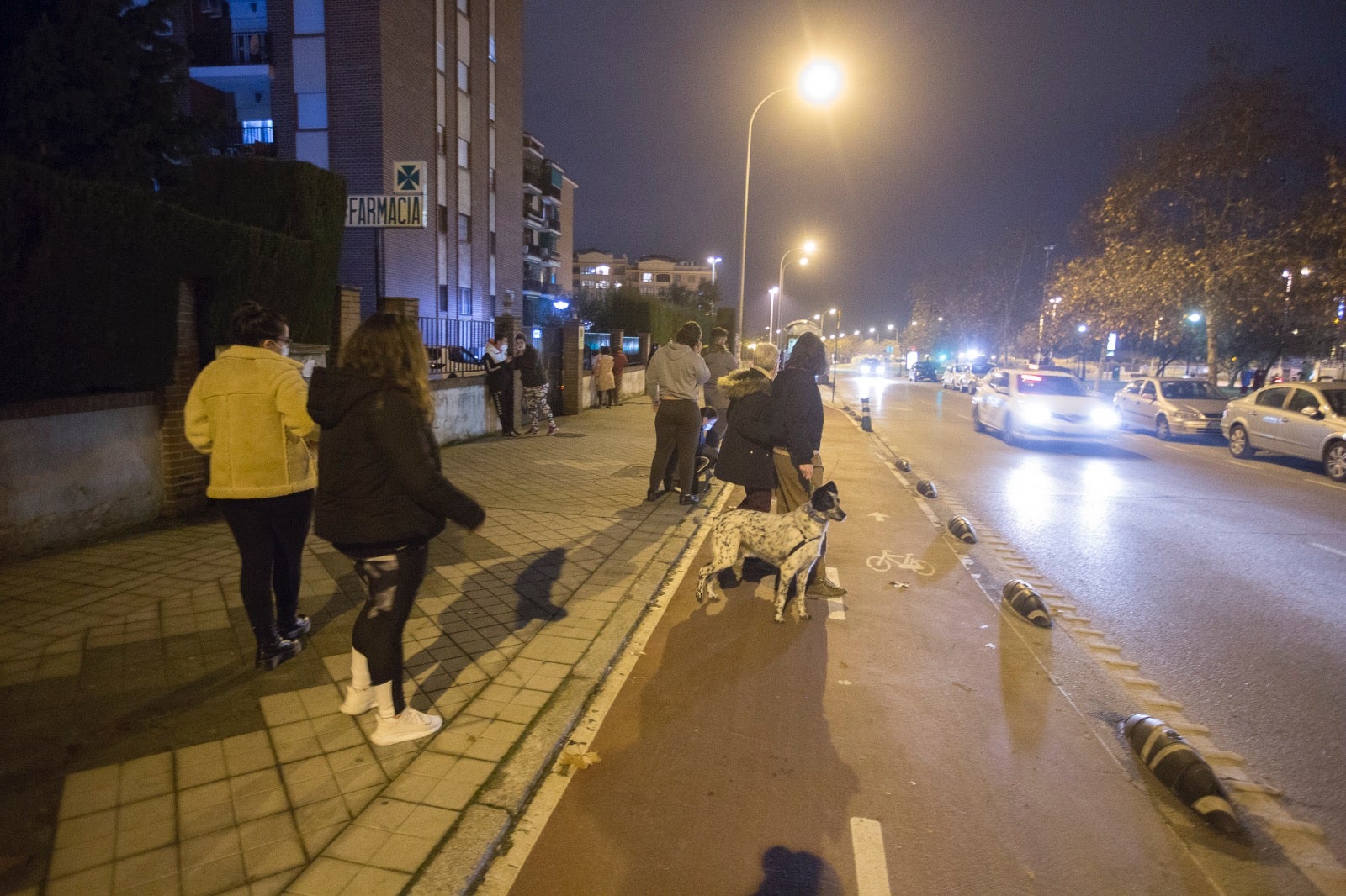 Calles y plazas se llenan de personas que salen de sus viviendas tras los terremotos.