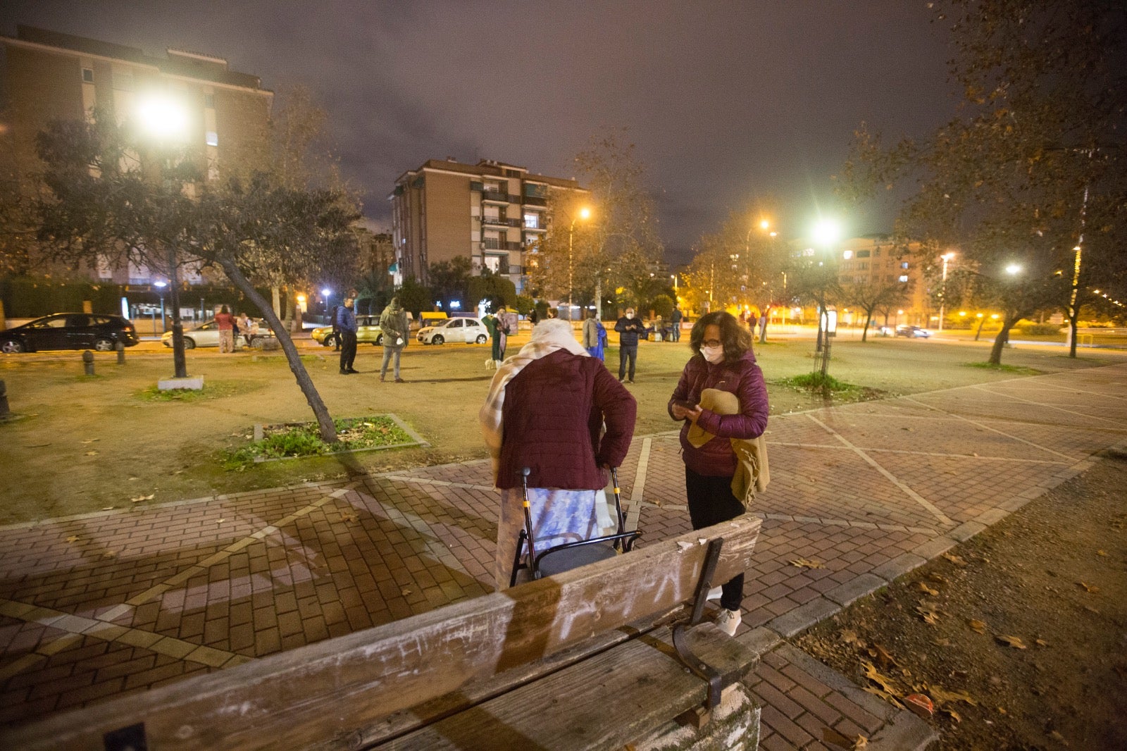 Calles y plazas se llenan de personas que salen de sus viviendas tras los terremotos.