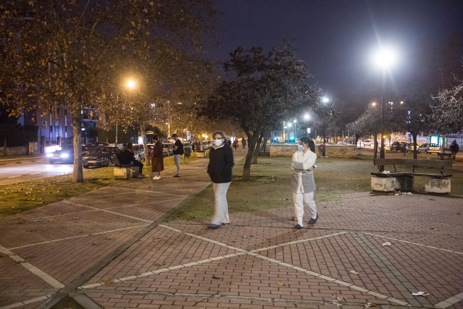 Calles y plazas se llenan de personas que salen de sus viviendas tras los terremotos.