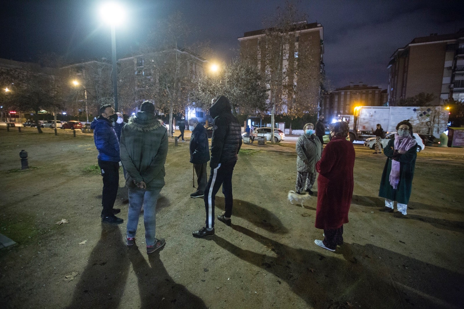 Calles y plazas se llenan de personas que salen de sus viviendas tras los terremotos.