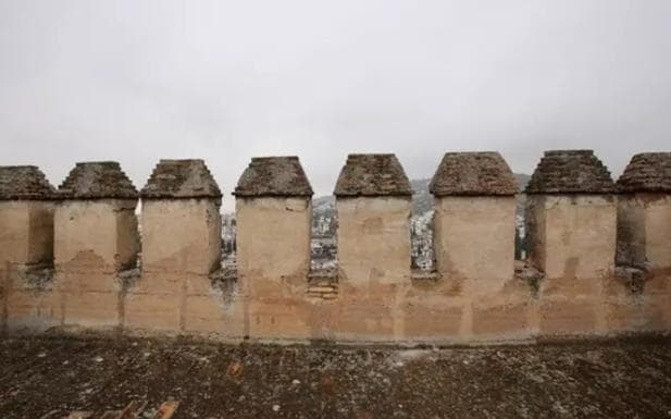 Los seismos dañan las almenas de la Torre de las Gallinas de la Alhambra
