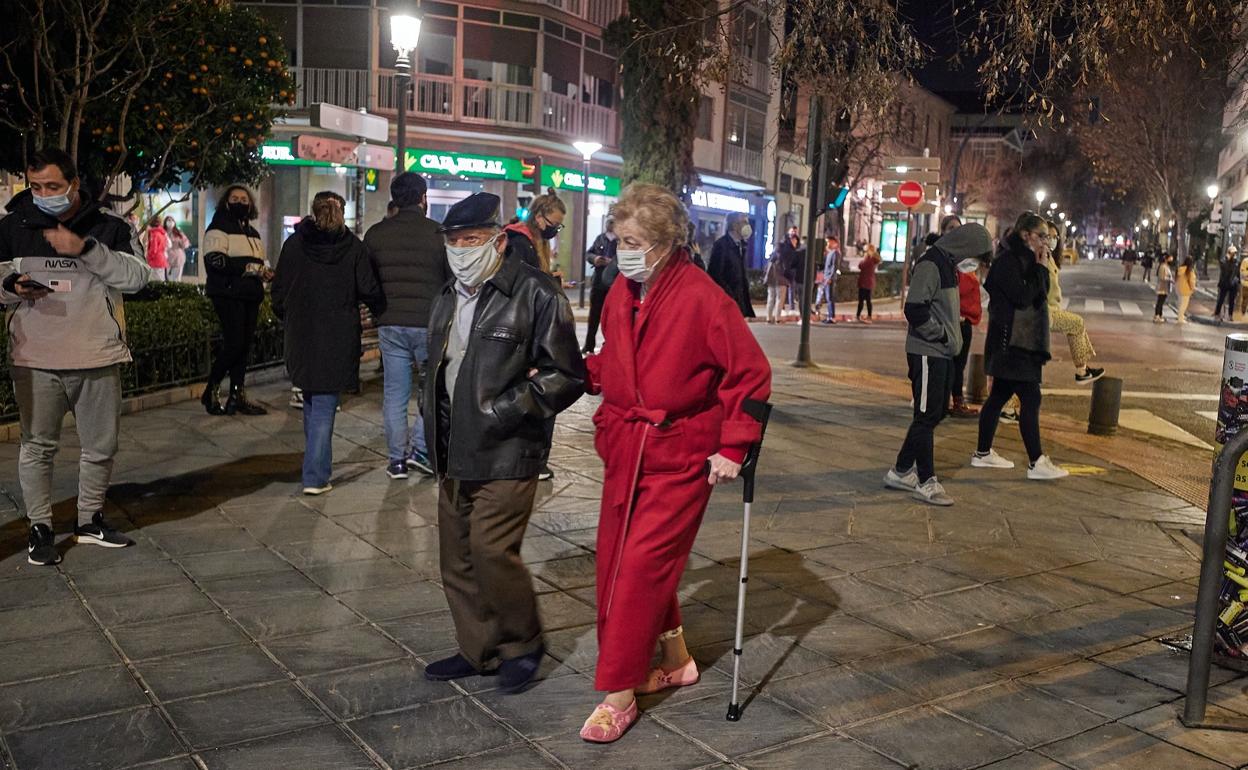 Miles de granadinos, en la calle tras los terremotos.