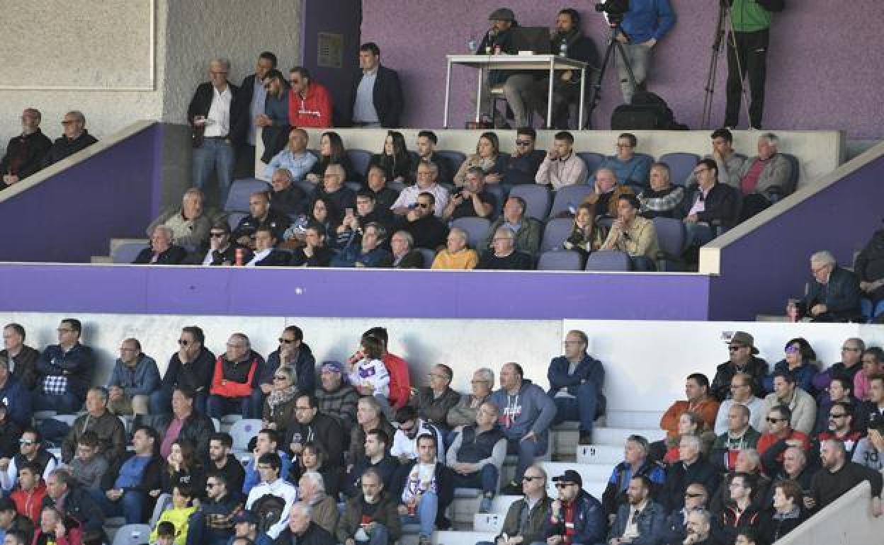 Palco del Real Jaén, en el estadio de La Victoria. 