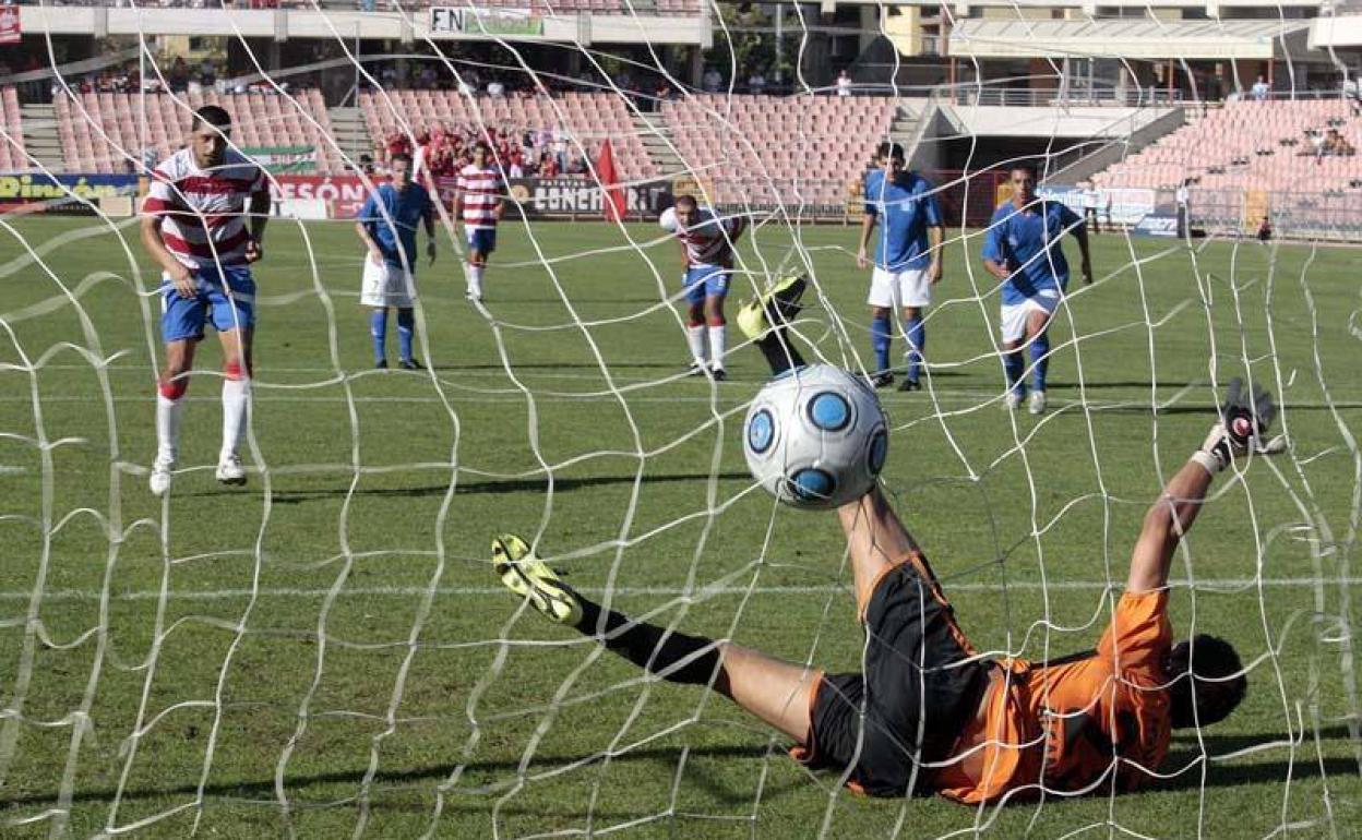 Tariq pone de penalti el 3-0 ante el Águilas. 