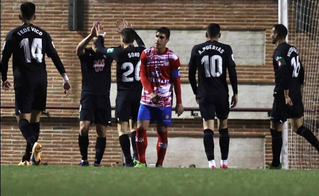 Los futbolistas del Granada celebran uno de sus goles en el partido. 