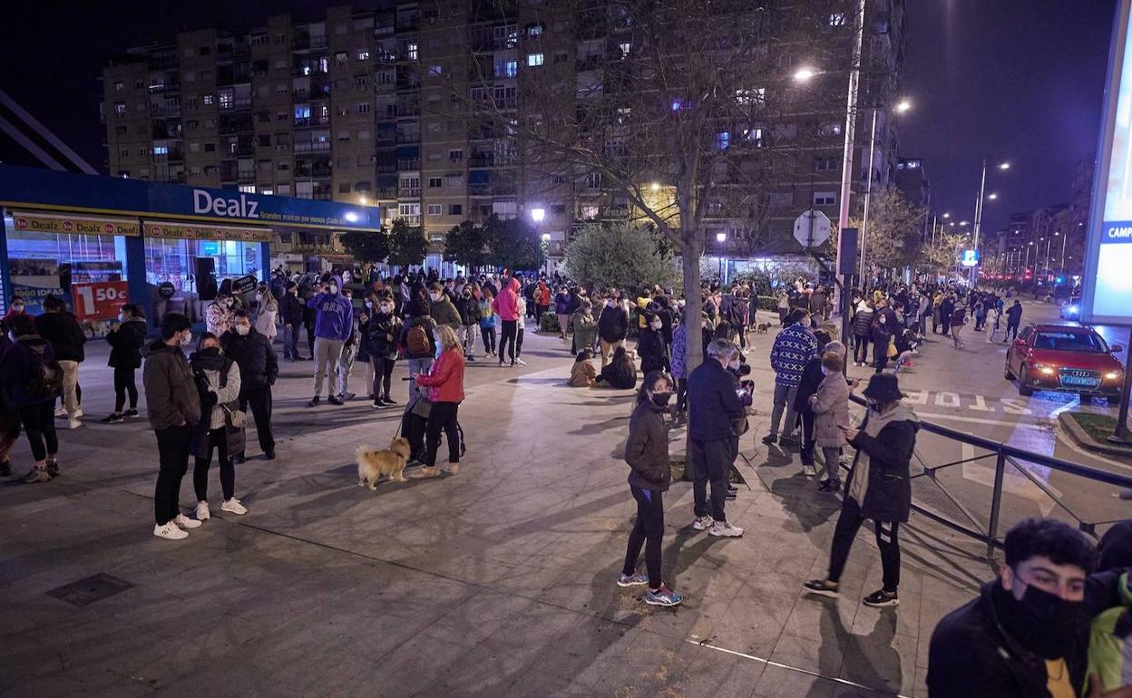 Los granadinos se echaron a la calle tras los terremotos de este martes. 