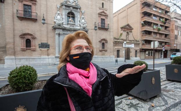 Carmen, de visita a la Virgen de las Angustias. 