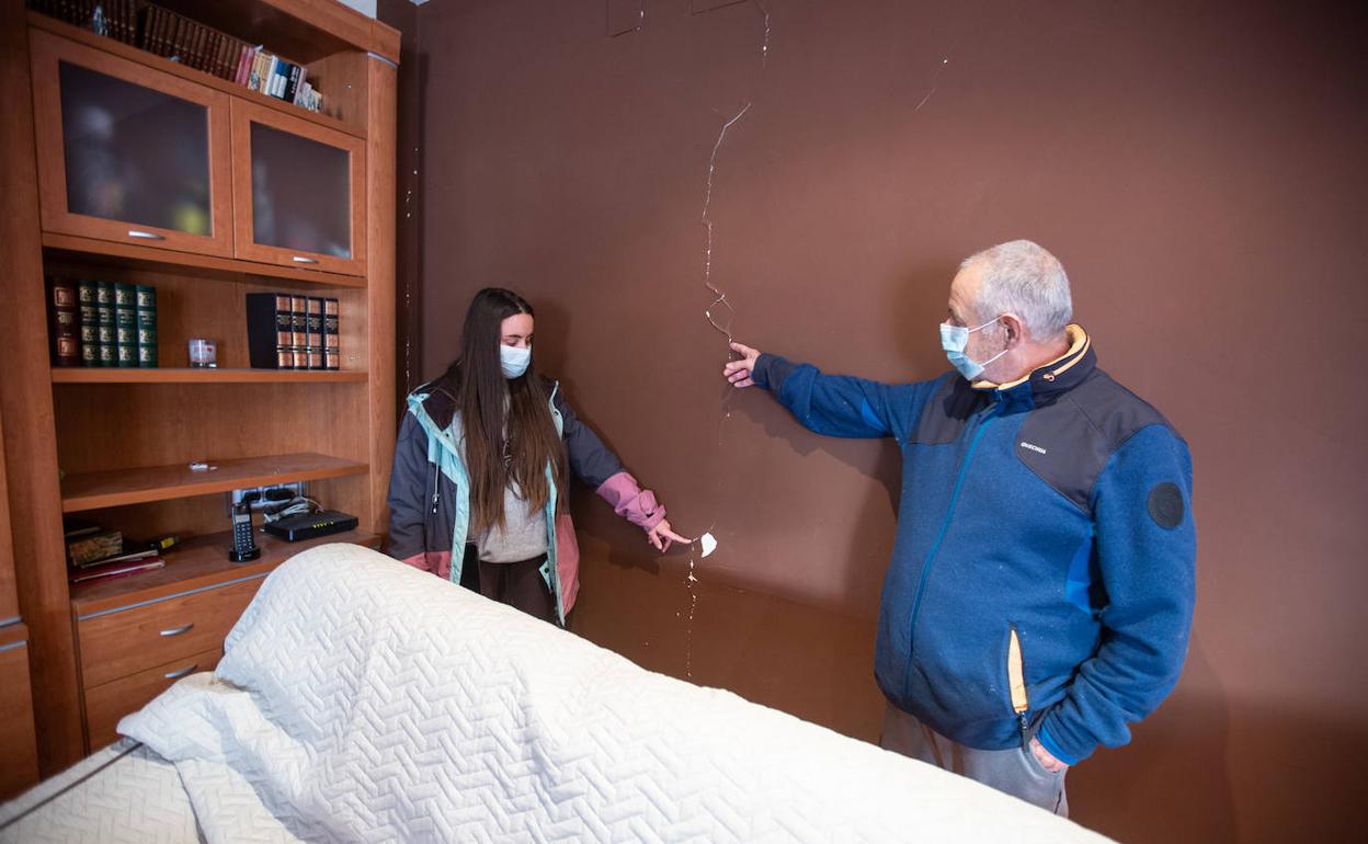 Casa de Atarfe con grietas por los últimos terremotos.