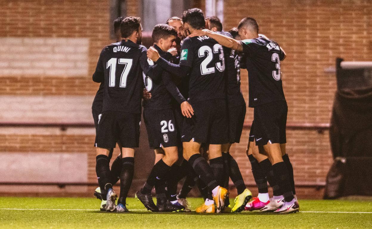 Los futbolistas del Granada forman una piña para celebrar uno de sus seis goles en Navalcarnero. 