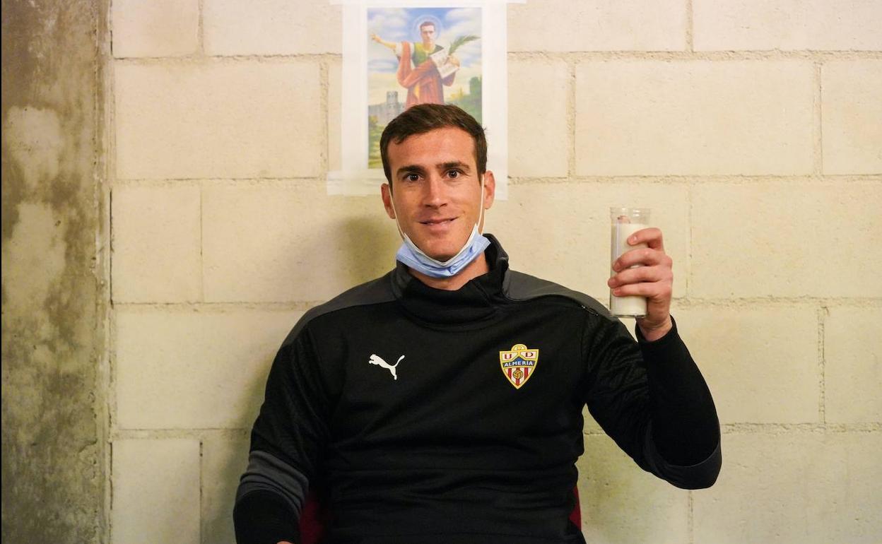 El Almería 'utilizó' la imagen de Fernando Martínez posando debajo de un 'santo' muy parecido al cancerbero murciano, tras su partido ante Osasuna.