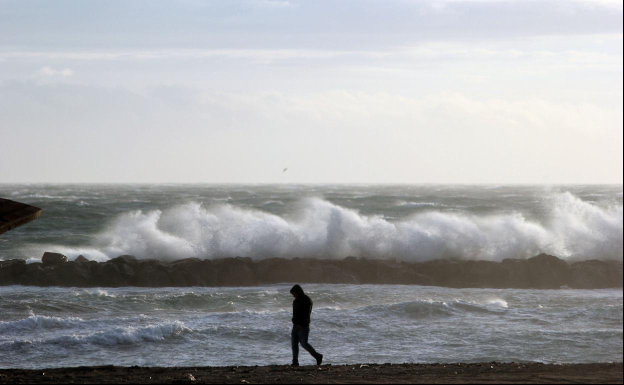 Viento y olas de un temporal en Almería.