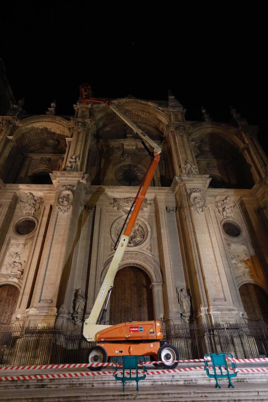 Detectan dos pináculos partidos de la fachada principal