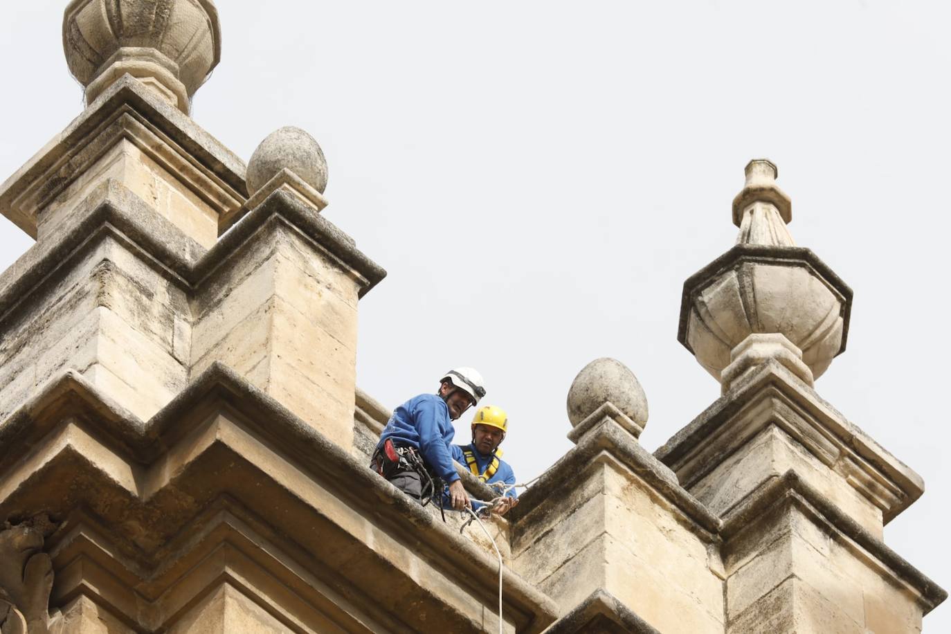 Detectan dos pináculos partidos de la fachada principal