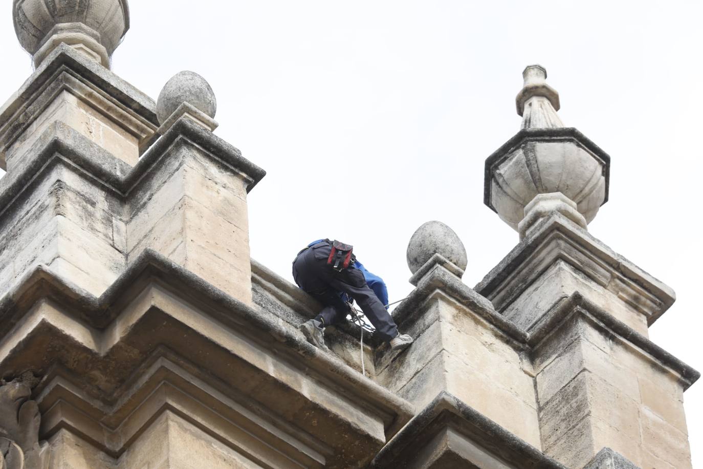 Detectan dos pináculos partidos de la fachada principal