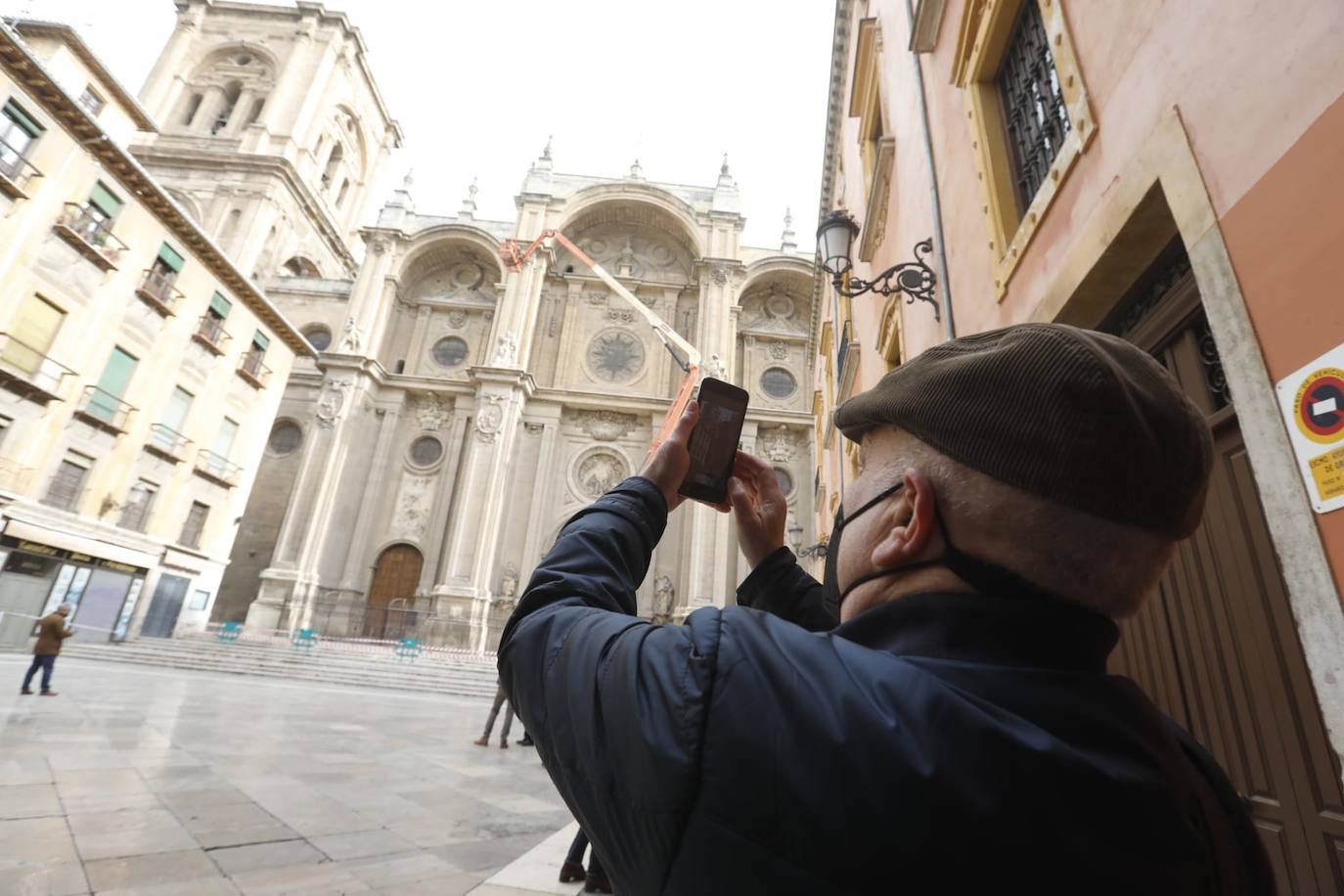 Detectan dos pináculos partidos de la fachada principal