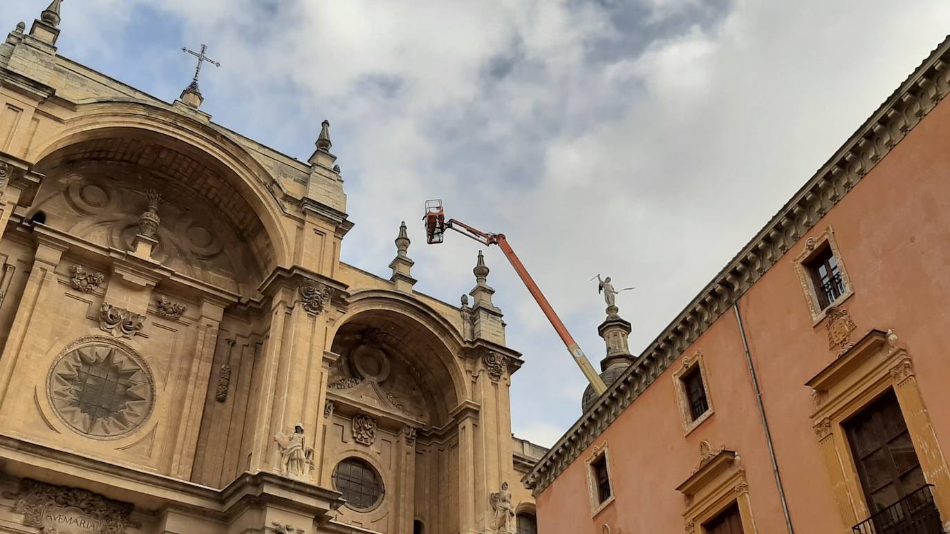 Detectan dos pináculos partidos de la fachada principal