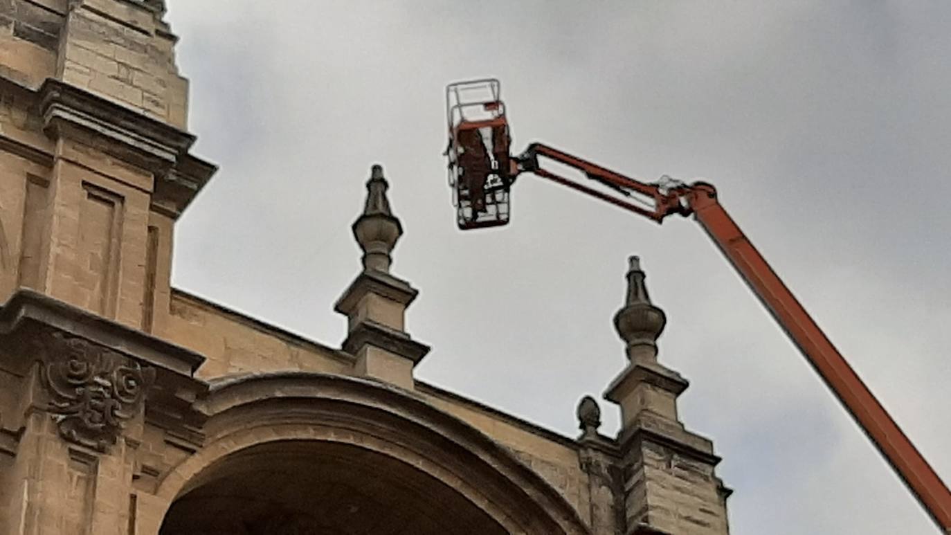 Detectan dos pináculos partidos de la fachada principal