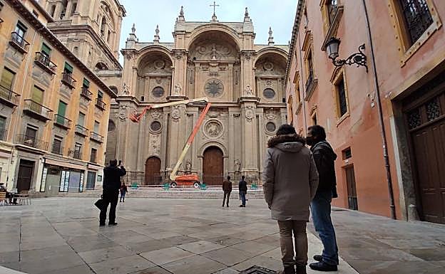 Imagen principal - Trabajos en la Catedral de Granada y el desprendimiento de la cubierta de una capilla en San Cristóbal.