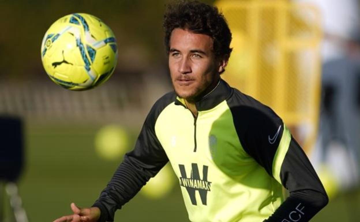 Luis Milla disputa un balón durante un entrenamiento anterior. 