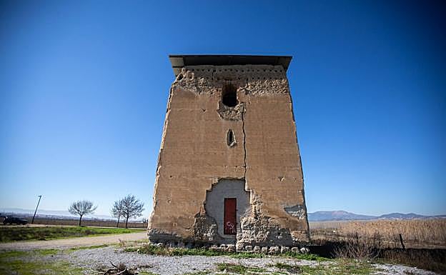 Torre del siglo XIV agrietada tras el ultimo terremoto de 4,3 del jueves por la tarde en Romilla (Chauchina)