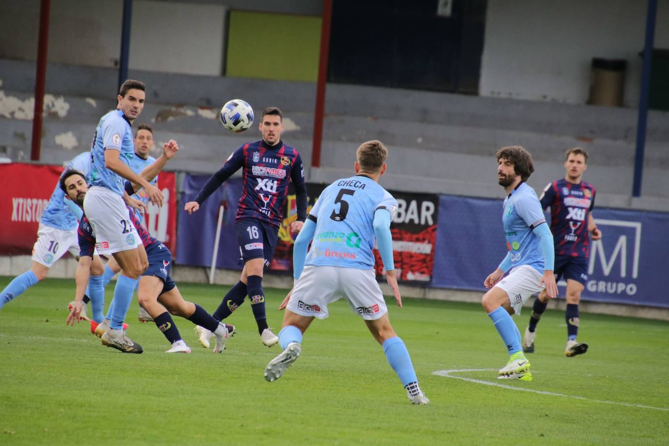 Toni Arranz y Checa buscan un balón al que está atento Zambrano. 