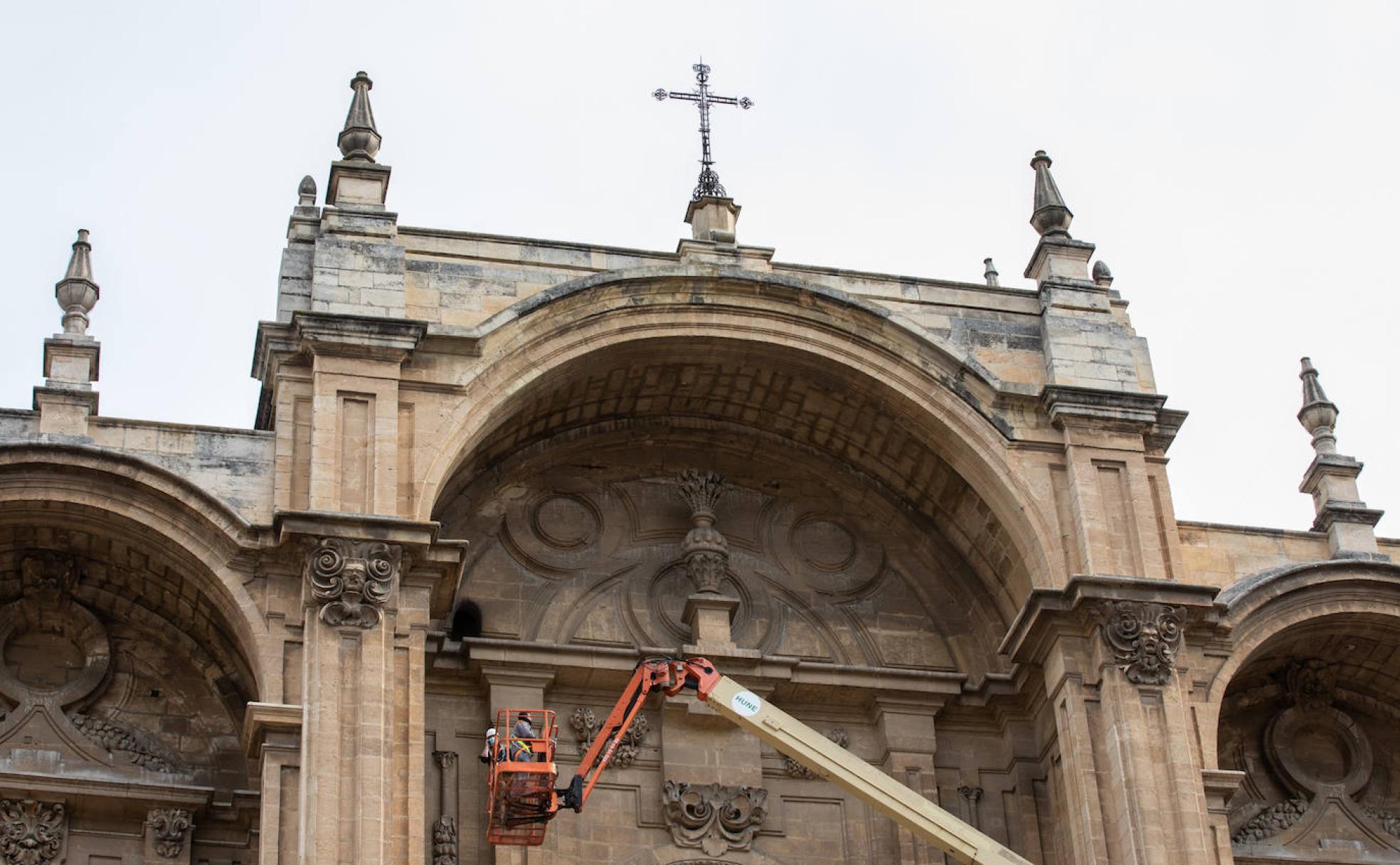 Los técnicos de la Curia realizaron comprobaciones en la fachada de la Catedral durante la jornada de ayer.
