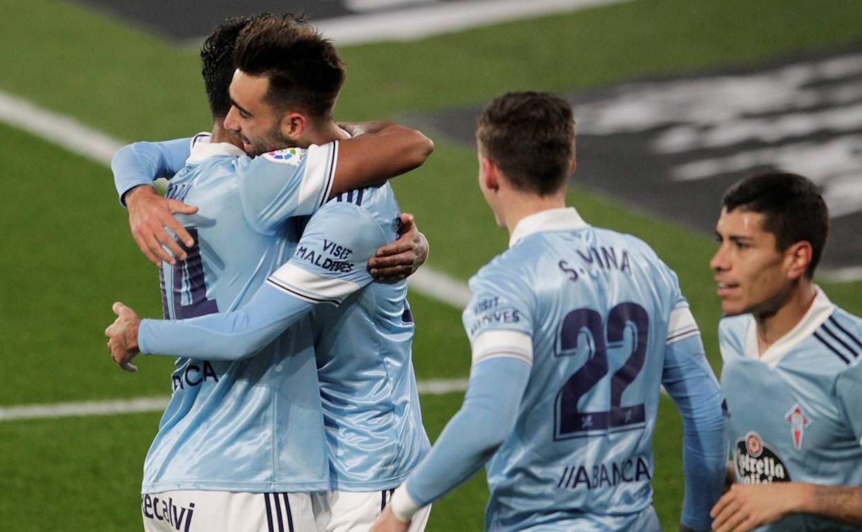 Fran Beltrán pugna un balón con Bigas, del Eibar. 