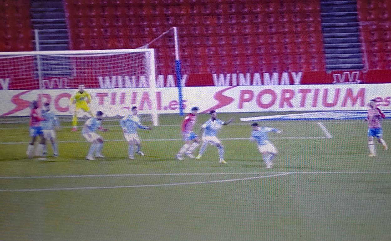 El centro de Machís rebotó en el pecho de Brais Méndez. 